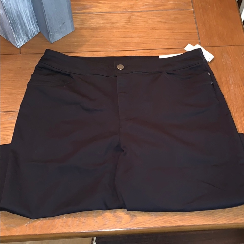 NWT CJ Banks Black Cropped Capri Pants